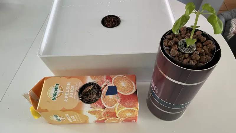 Hemmabyggda hydroponiska system av juicepaket, PET-flaska och IKEA Kuggis