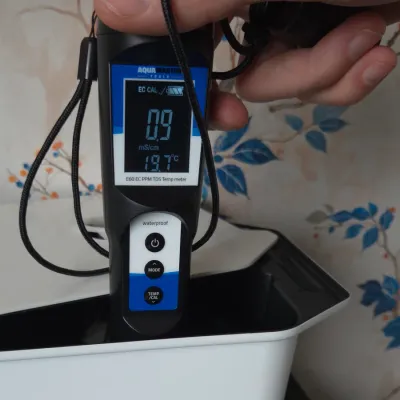 EC-mätare i en harvy hydroponisk odlingslåda