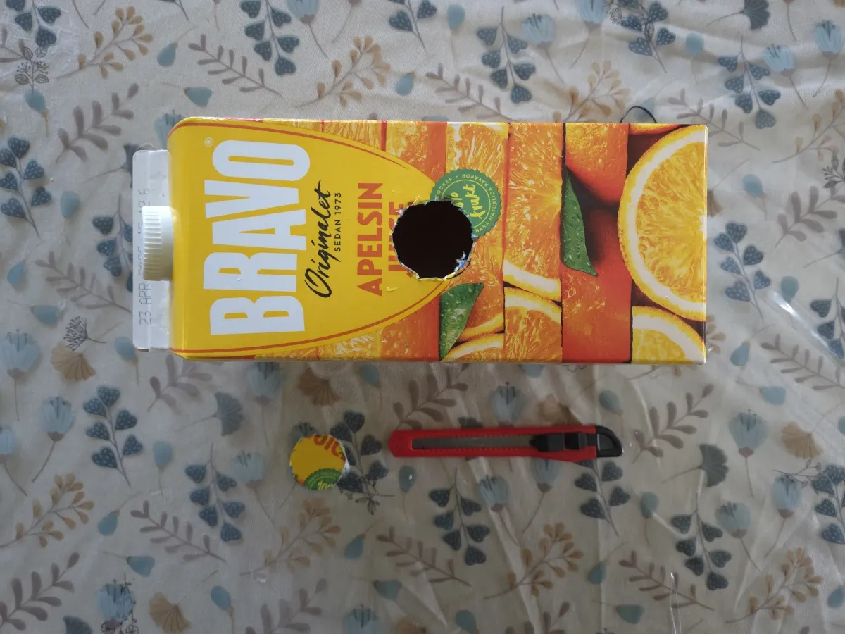 Juicepaket med hål i