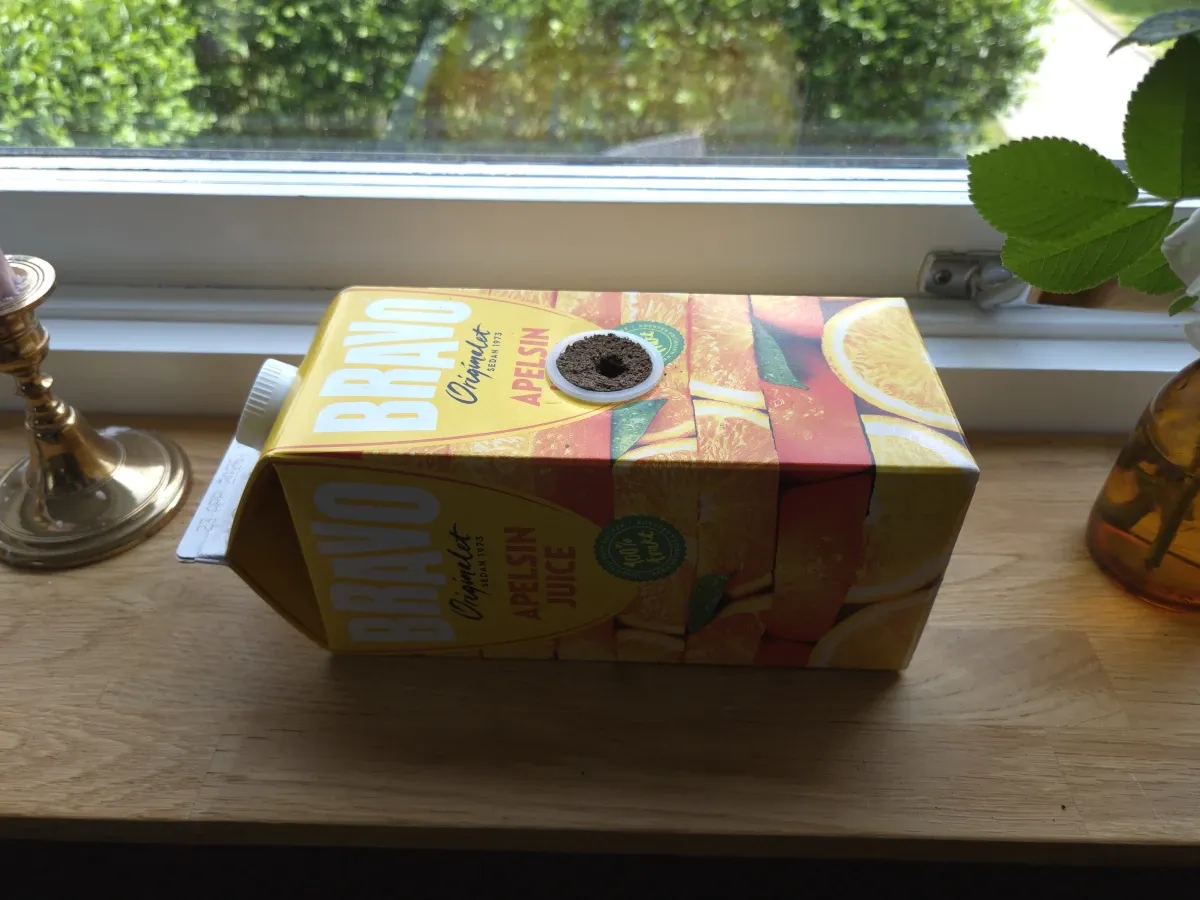 Färdig Kratky-odling i juicepaket i soligt fönster