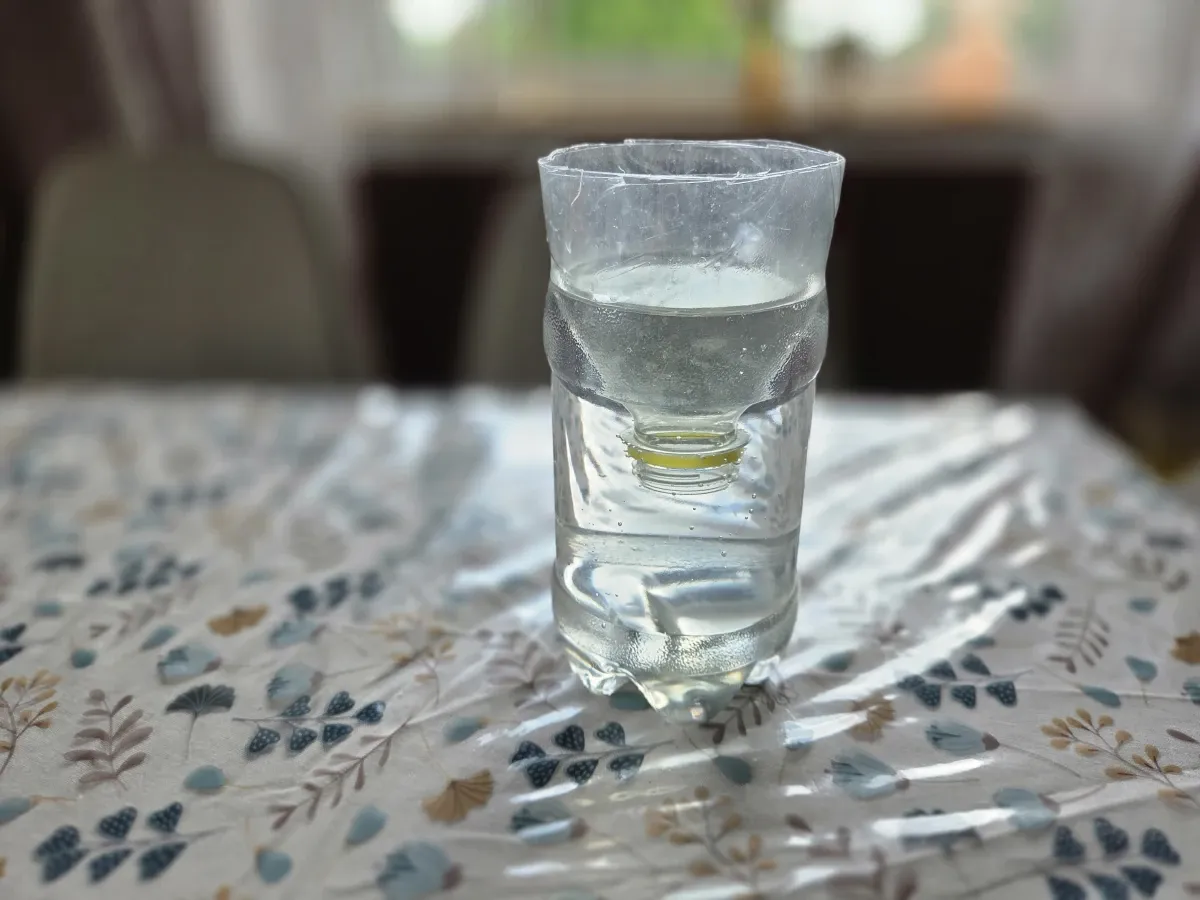 PET-flaska fylld med näringslösning