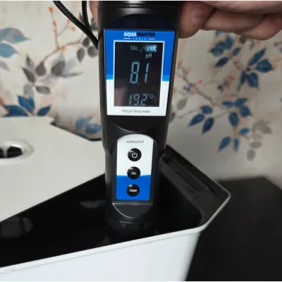 pH-mätare i en harvy hydroponisk odlingslåda.